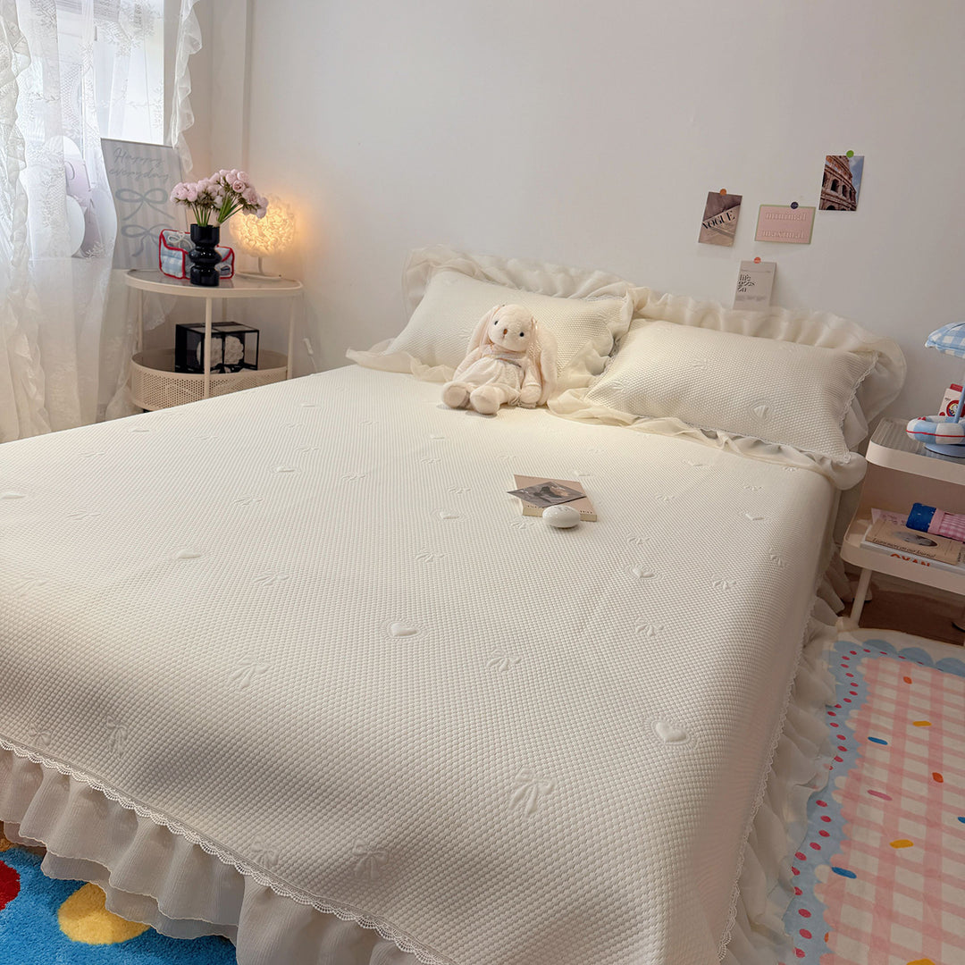 Quilted bedspread with ruffle and delicate floral quilting