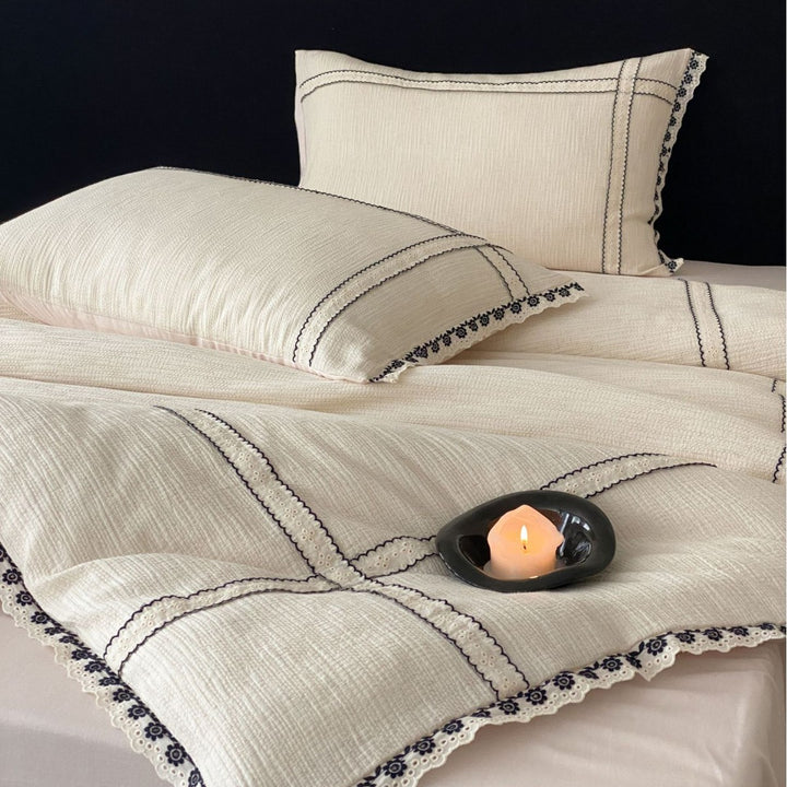 Bedding set made of cotton gauze with crocheted lace edge and decorative seams