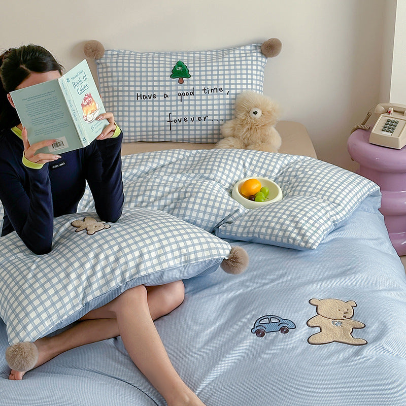Children's bedding set made of cotton percale with check pattern, bear appliqué and pompom corners
