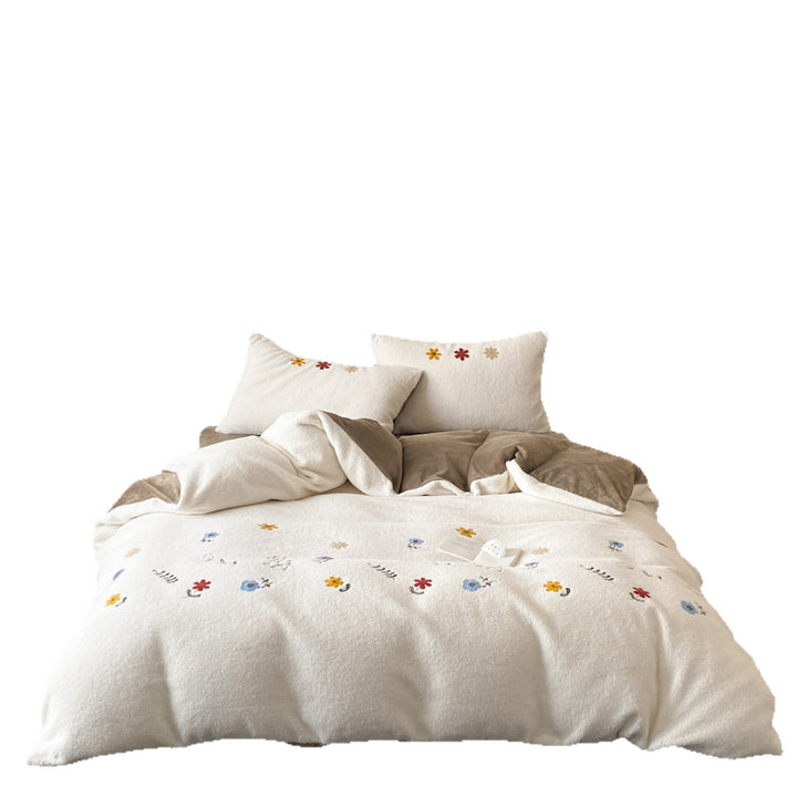 Reversible cozy bedding set made of Sherpa fleece with embroidered flower appliqués