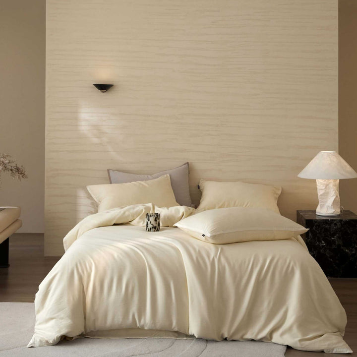 Stonewashed cotton bed linen set with contrasting piping and soft touch
