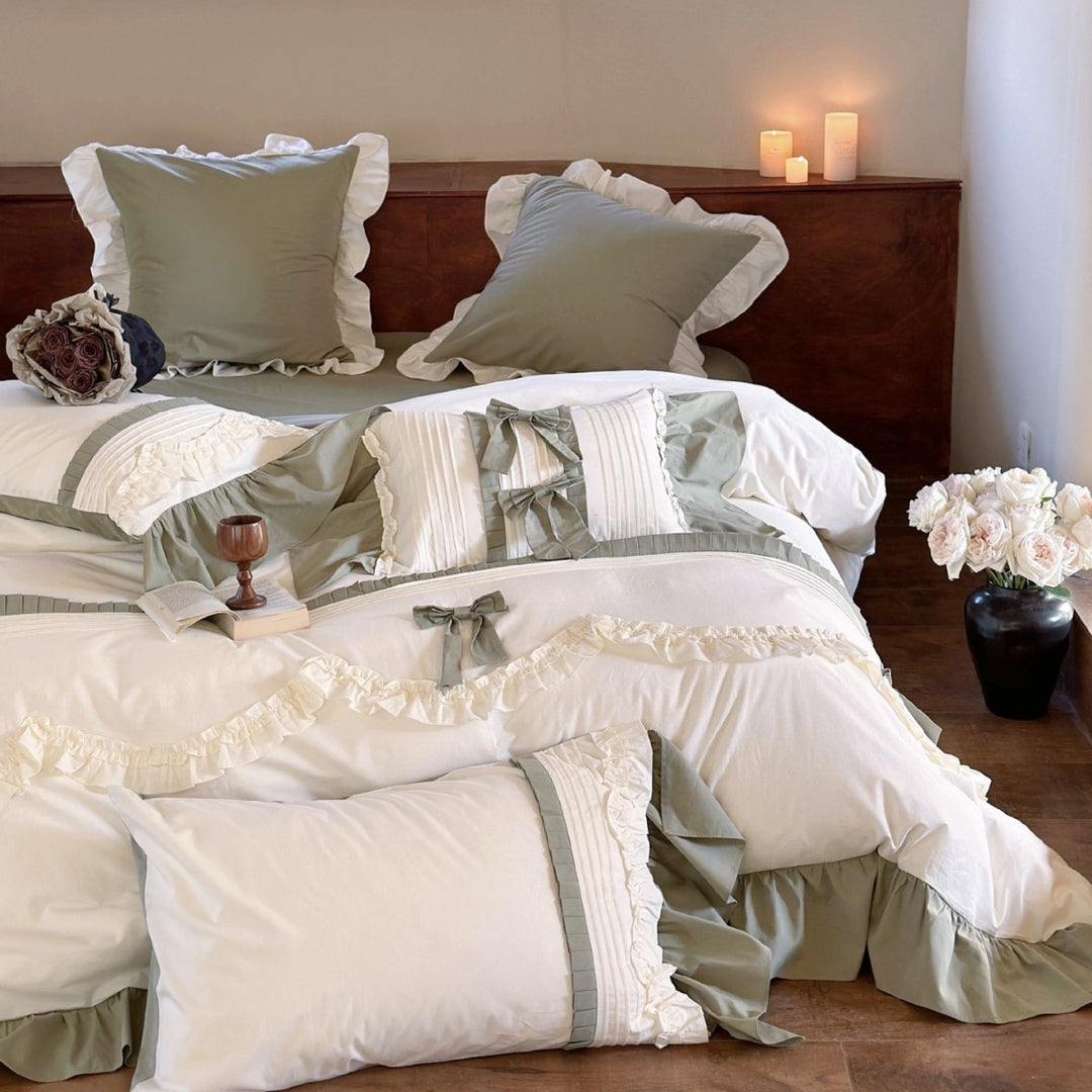 Bedding set in cottage chic with gathered hem and bow application