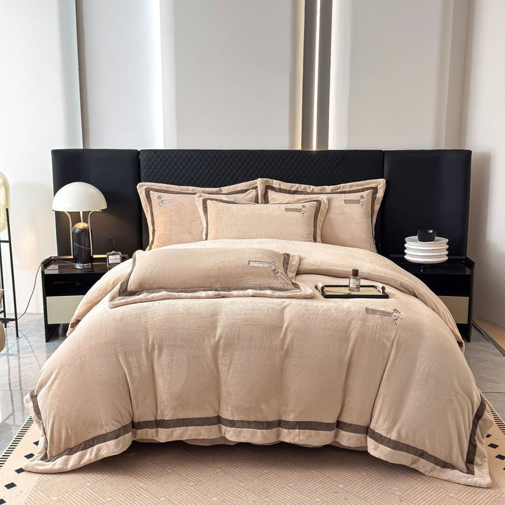 Samt bedding set with pillow covers and quilted border