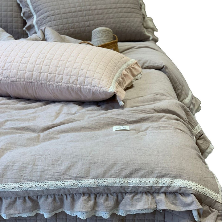 Luxurious cotton bedding set with lace ruffle and quilted bedspread