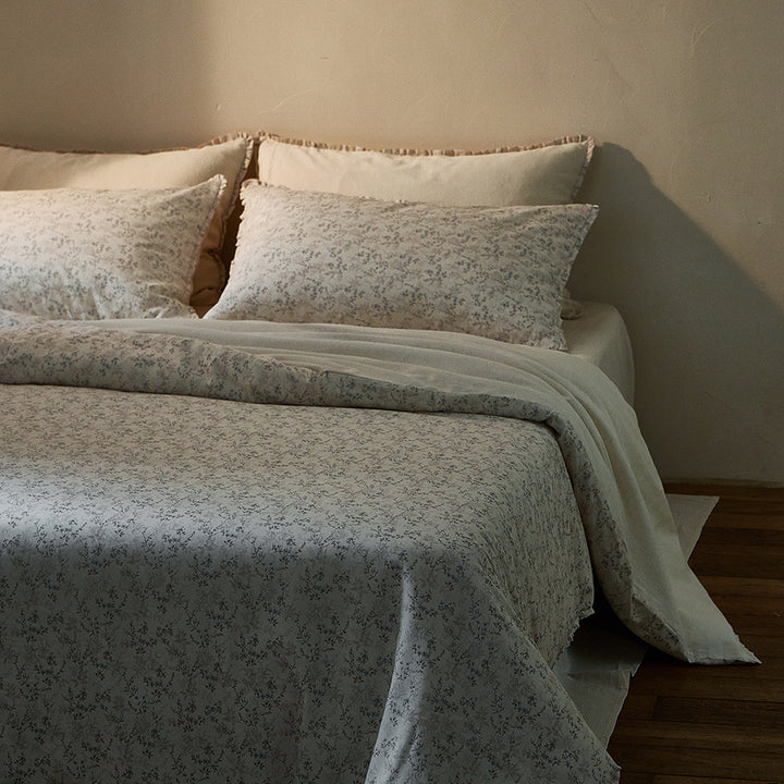 Light flower percale bedding set with fine vintage pattern and breathable feel