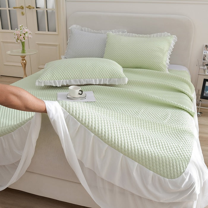 Ladies elegant bedspread set with decorative ruffled hem Kalsten