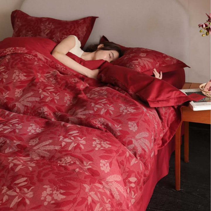 Exclusive jacquard-woven bedding set with floral relief and extra-soft cotton satin