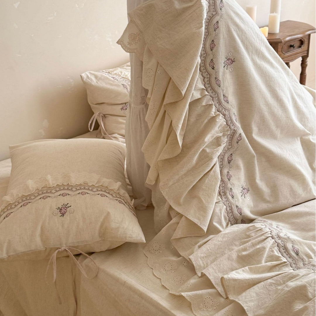 Romantic bedding set with ruffle, delicate embroidery and linen look