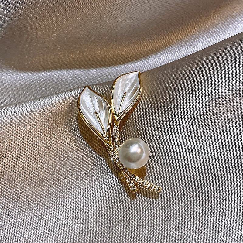 Elegant brooch with pearl and rhinestone details Kalsten
