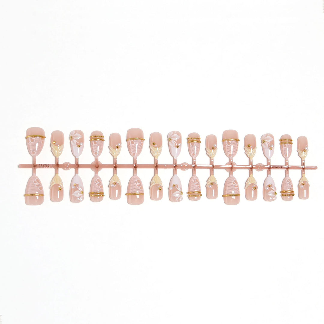 Artificial nail set with enchanting floral details and luxurious gold accents Kalsten