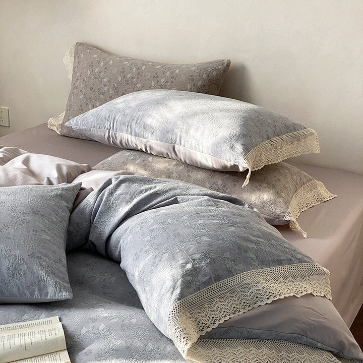 Reversible cotton satin bedding set with fine jacquard structure and lace trim