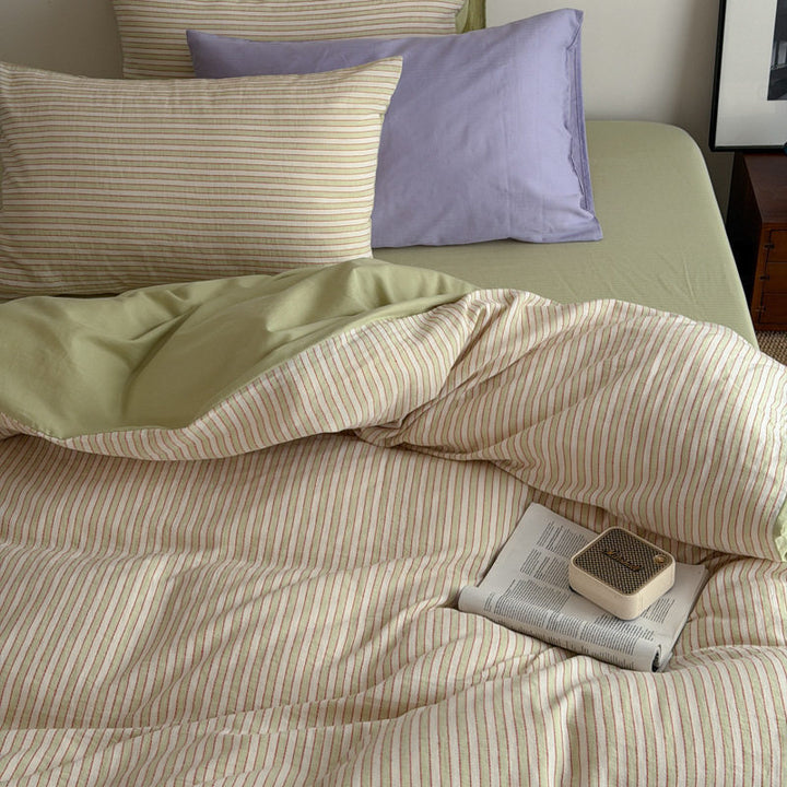 Bedding set in timeless pinstripe design made of breathable cotton percale