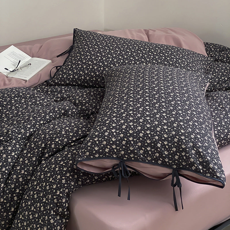 Reversible bedding set made of cotton satin with a fine floral allover, contrasted inside and decorative ribbons.