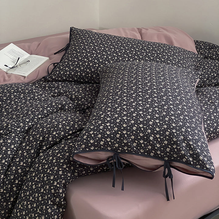 Reversible bedding set made of cotton satin with a fine floral allover, contrasted inside and decorative ribbons.