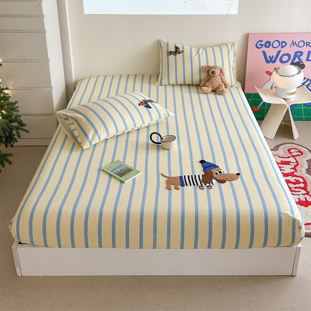 Checked cotton bedding set with embroidered bear appliqué and fitted sheet