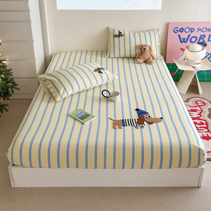 Checked cotton bedding set with embroidered bear appliqué and fitted sheet