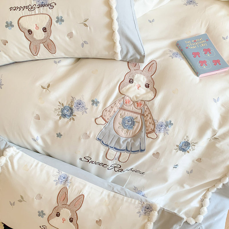 Children's bedding set with cute bunny motif and pompom trim