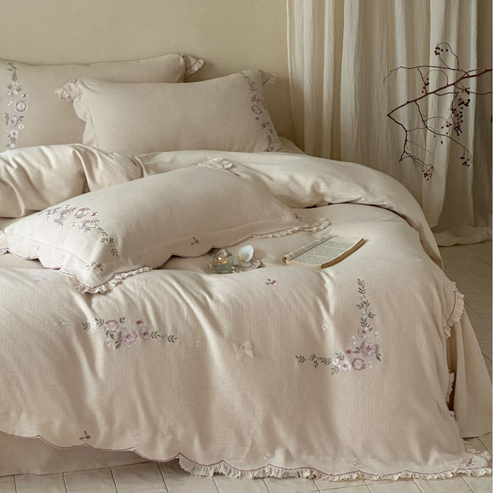 Romantic bedding set made of cotton-linen with embroidered roses and frills