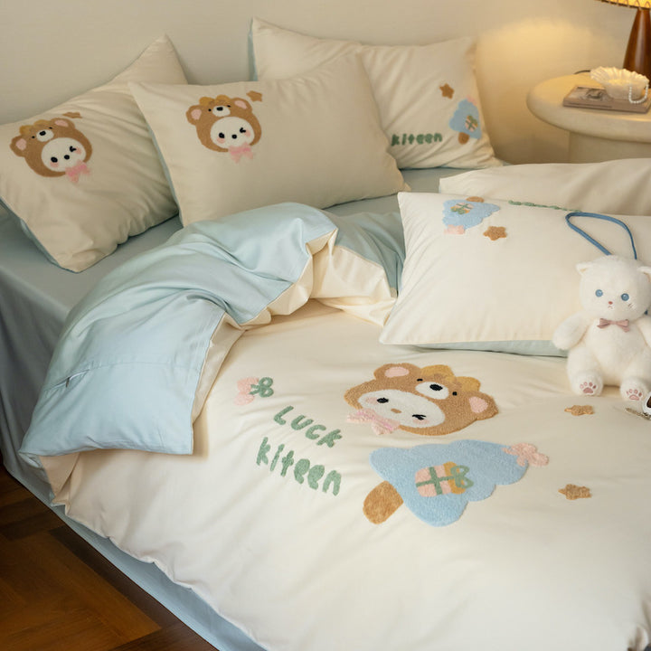 Children's bedding set with embroidered bear and mushroom appliqués made of cotton satin