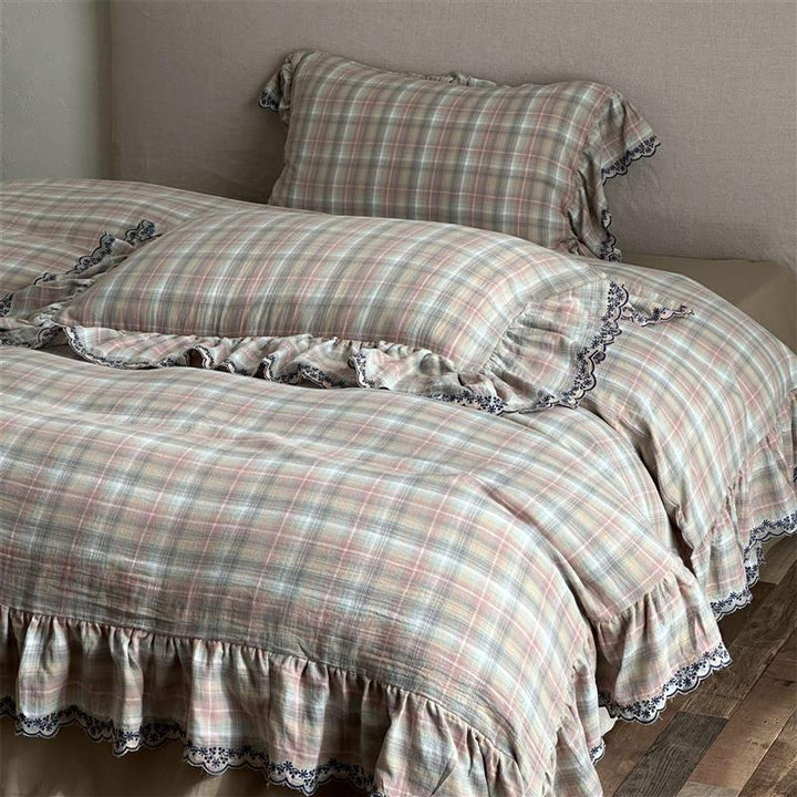 Bedding set with check pattern, ruffles and lace trim