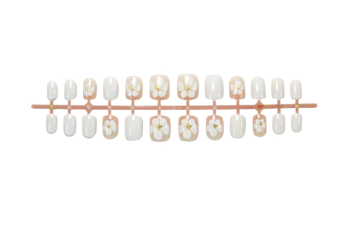 Artificial nail set with luxurious flower design and subtle gold accents Kalsten