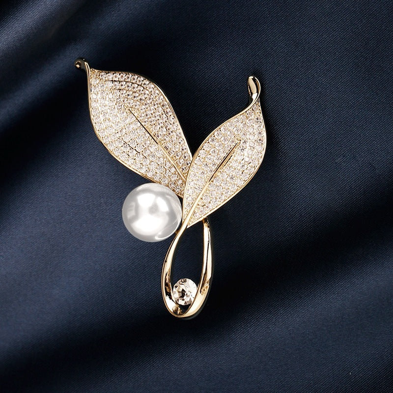 Elegant and Glamorous Brooch with Pearls and Crystals Kalsten