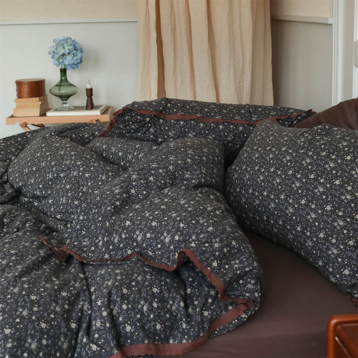 Cotton bedding set with vintage floral pattern and crocheted edge