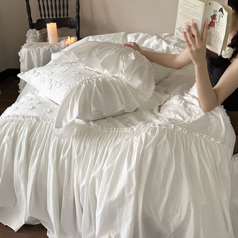 High-quality duvet cover set made of cotton yarn with 3D floral embroidery and ruffled frill