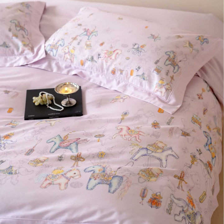Children's bedding set with pastel-colored fairy tale print