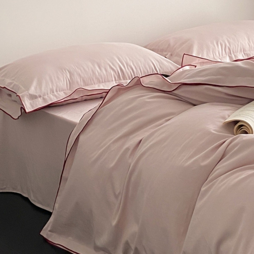 Bedding set made of cotton satin with fine piping