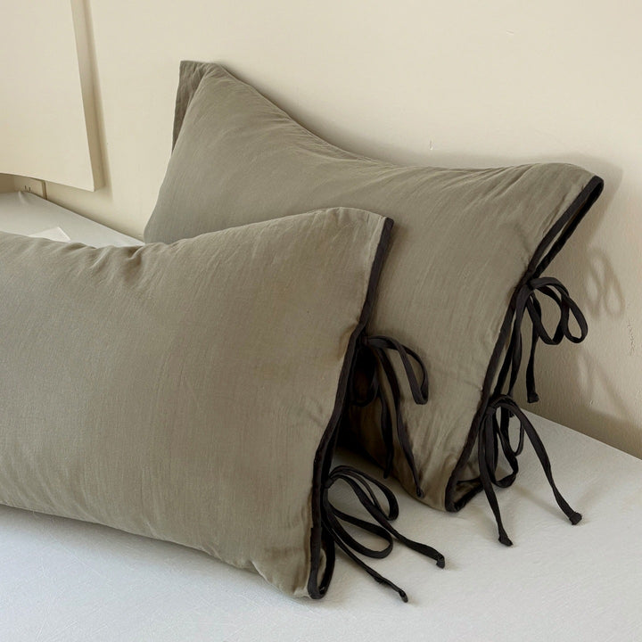 Pillowcase set in washed linen look with decorative ties