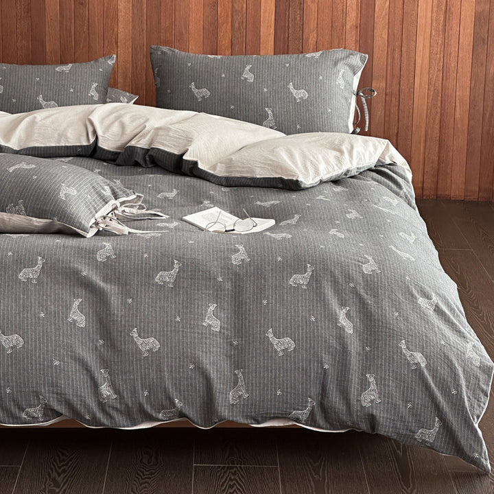 Duvet cover set made of lightweight linen-cotton blend with delicate cat embroidery and ties