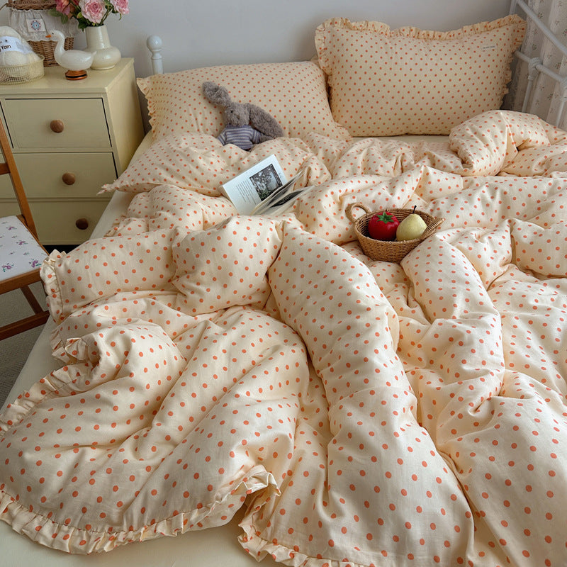 Padded all-season quilted comforter with ruffle and fine dot pattern made of cotton percale