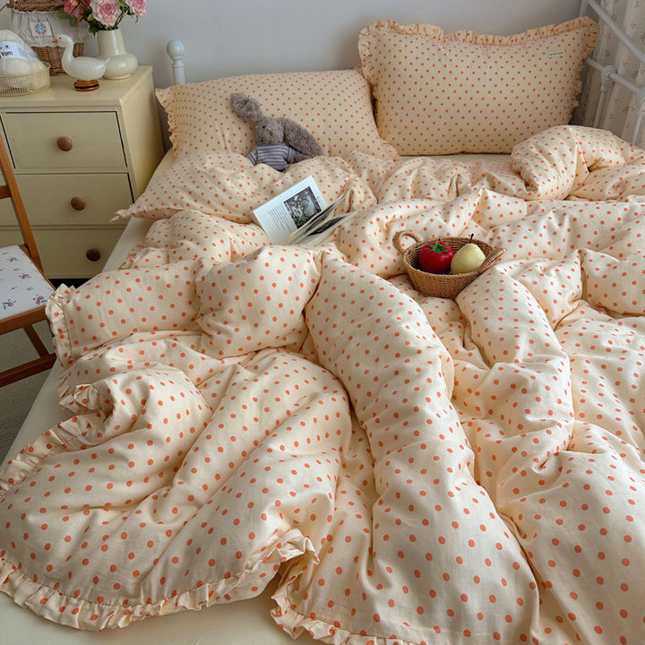 Padded all-season quilted comforter with ruffle and fine dot pattern made of cotton percale