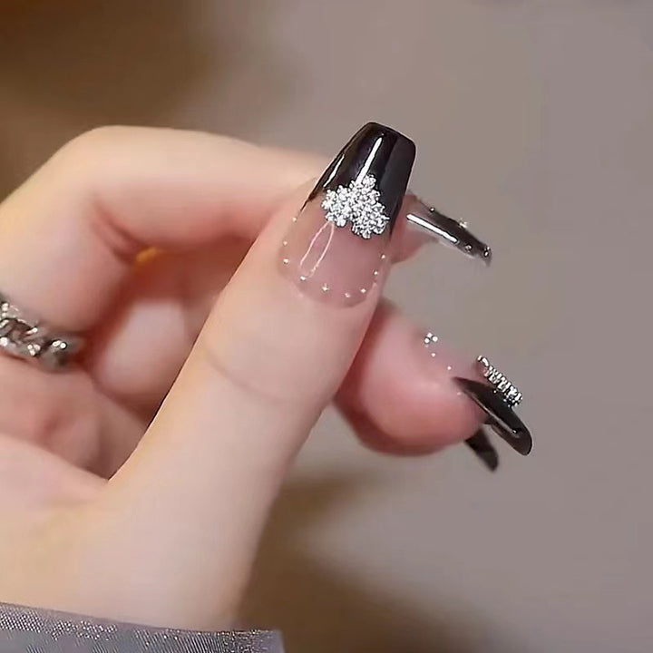 Stylish Press-On Nail Art Set with Elegant Accents