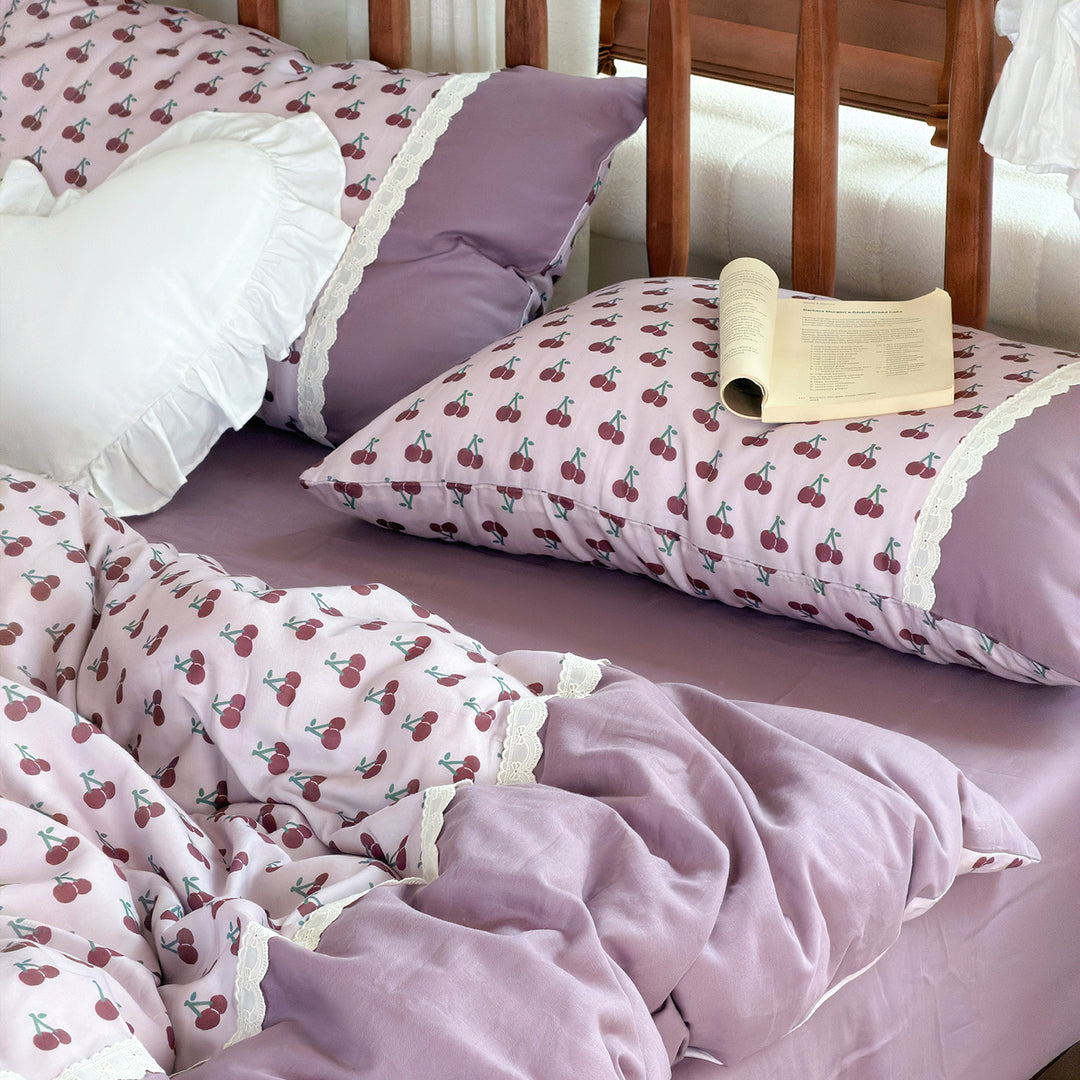 Reversible cotton bedding set with floral watercolor print and lace trim