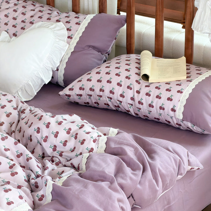 Reversible cotton bedding set with floral watercolor print and lace trim