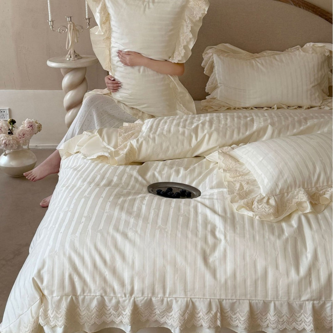 Luxurious lace bedding set with ruffles and jacquard texture