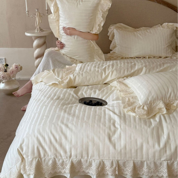Luxurious lace bedding set with ruffles and jacquard texture