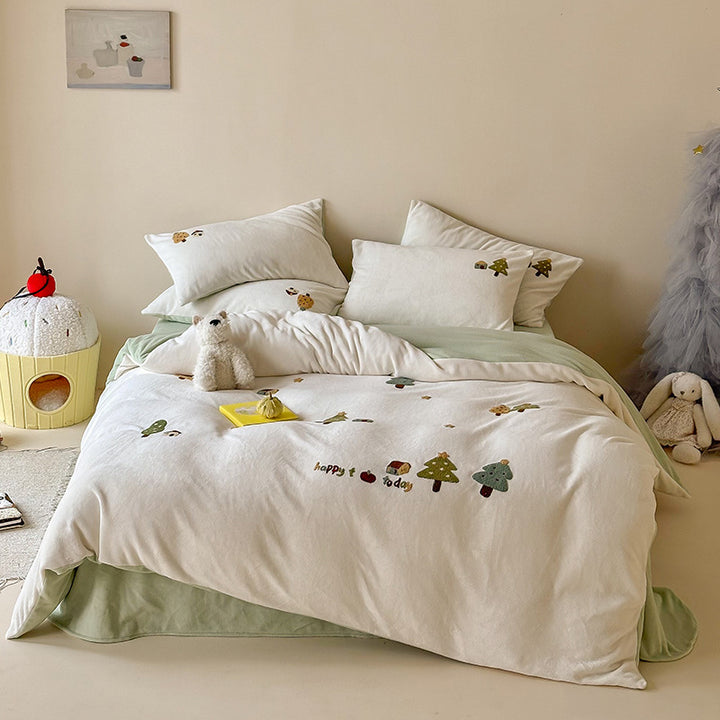 Bedding set with embroidered cupcake motifs and soft cotton blend