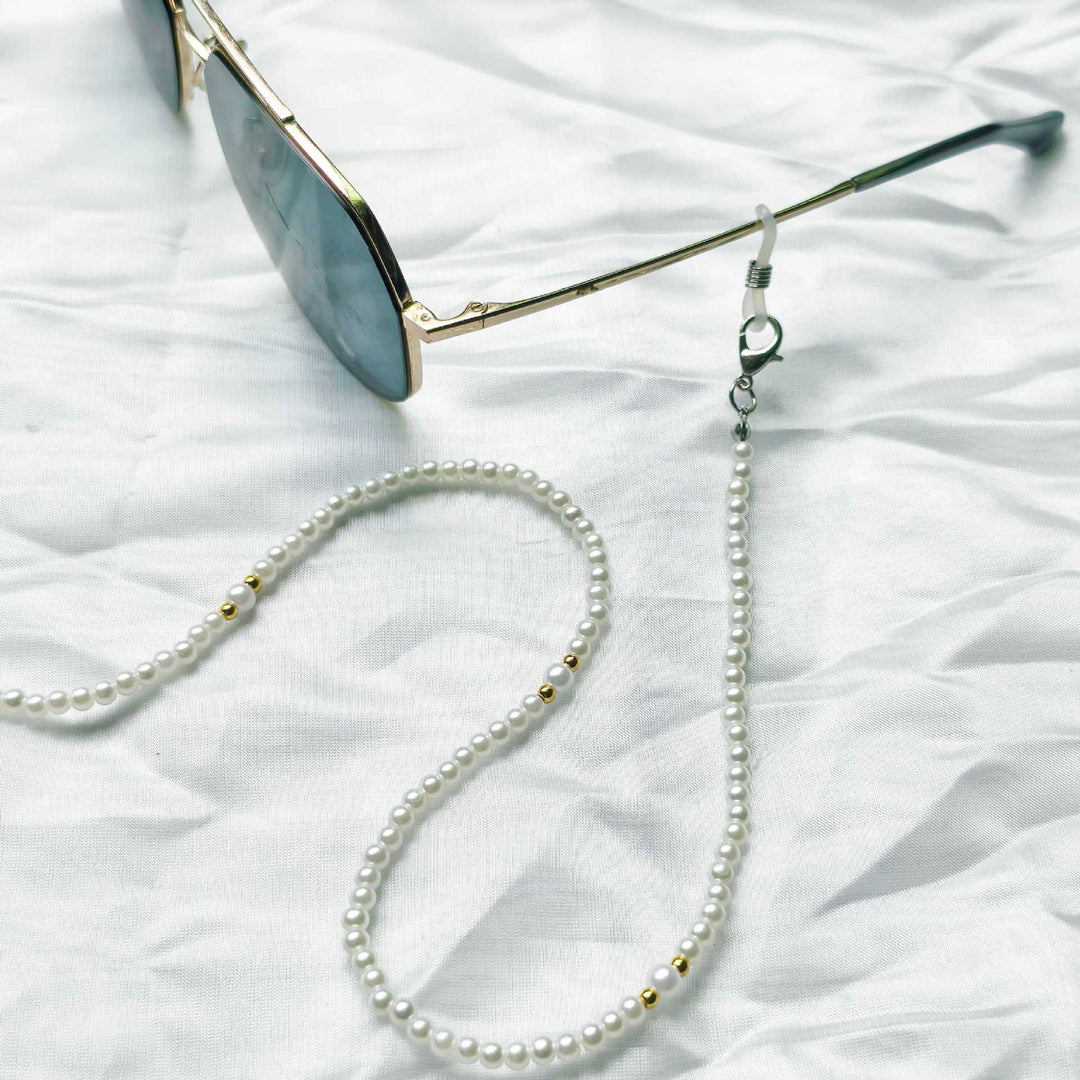 Fashionable pearl necklace with golden accent Kalsten