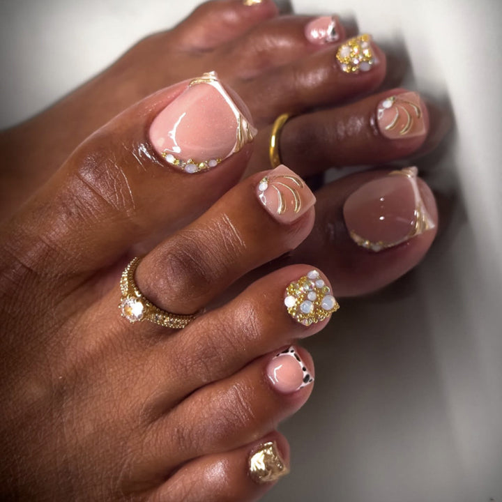 Artful toenail decoration with elegant gold accent Kalsten
