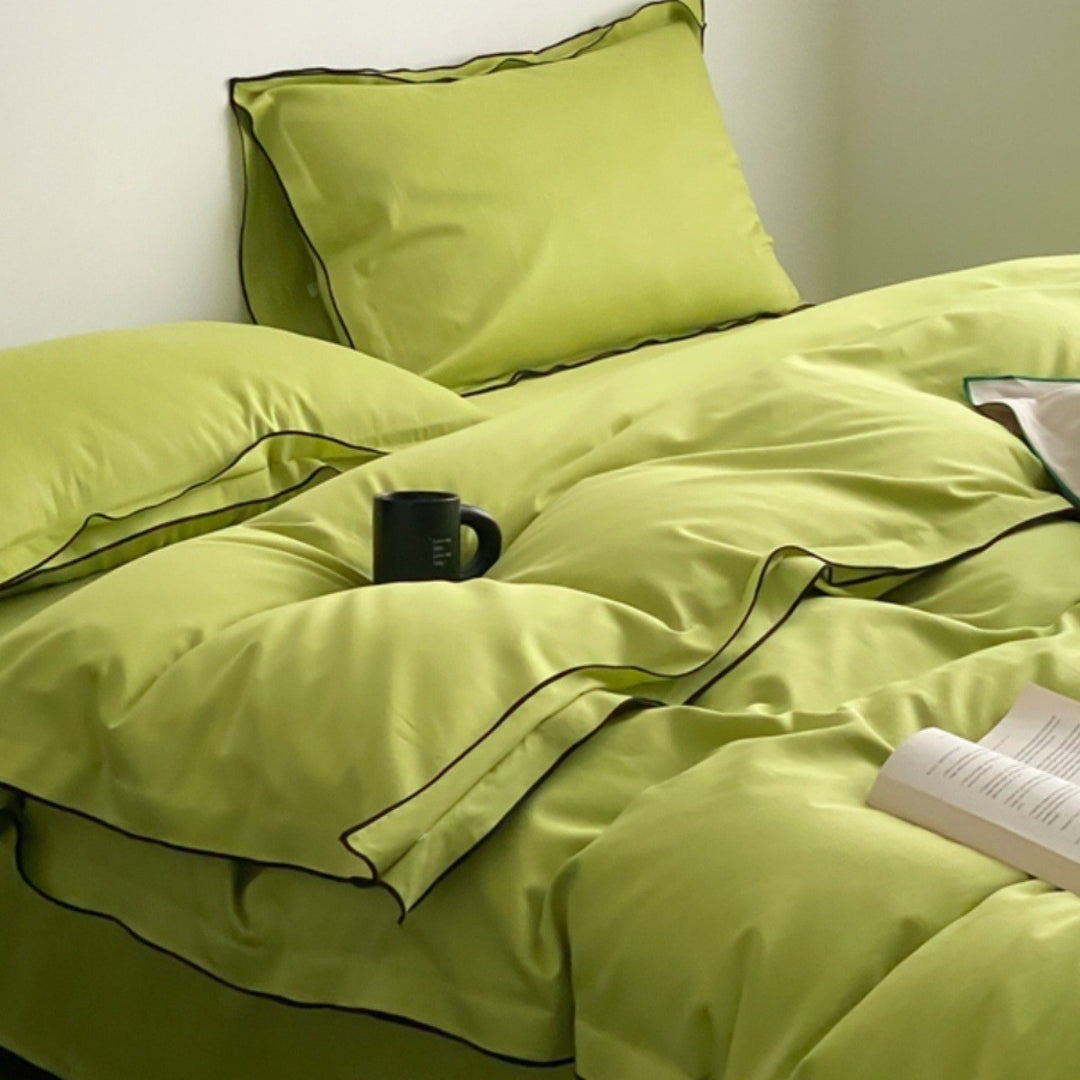 Bedding set made of cotton satin with fine piping