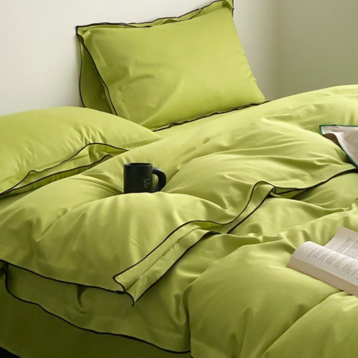 Bedding set made of cotton satin with fine piping