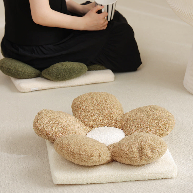 Ergonomic flower seat cushion made of bouclé teddy for chair and stool