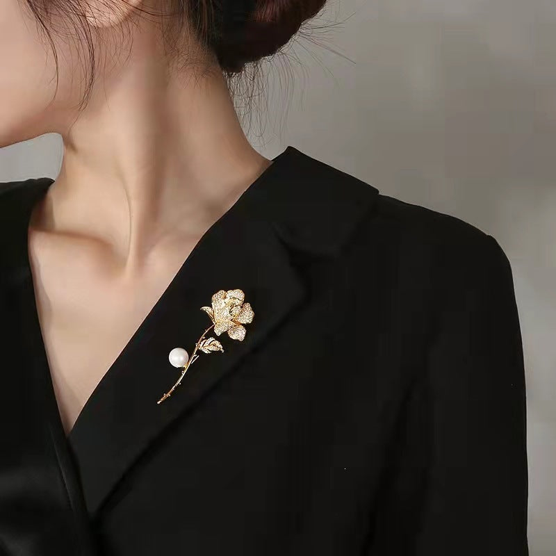 Elegant Brooch in Flower Shape with Rhinestones and Pearl Kalsten
