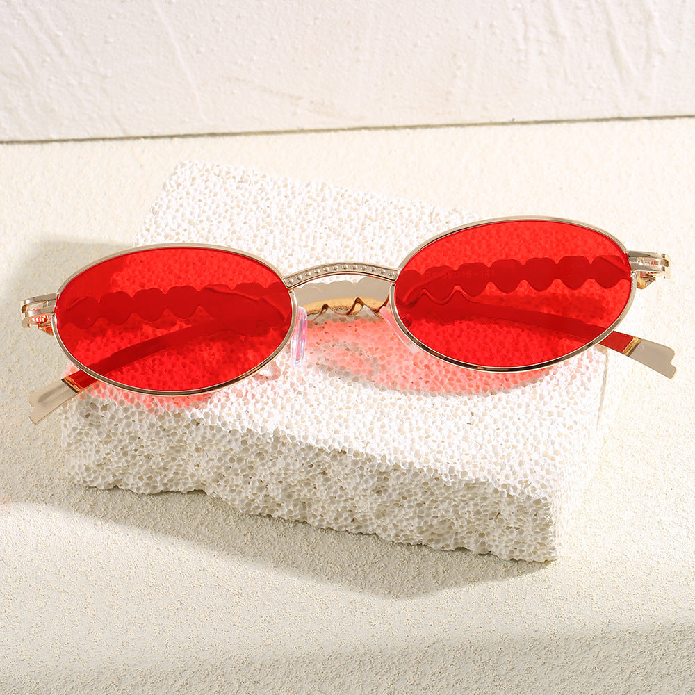 Fashionable sunglasses with oval frame and luxurious accent Kalsten