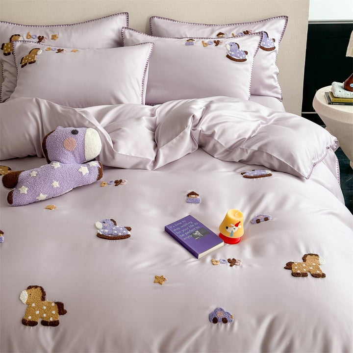 Children's bedding set made of cotton satin with embroidered animal appliqués and delicate piping