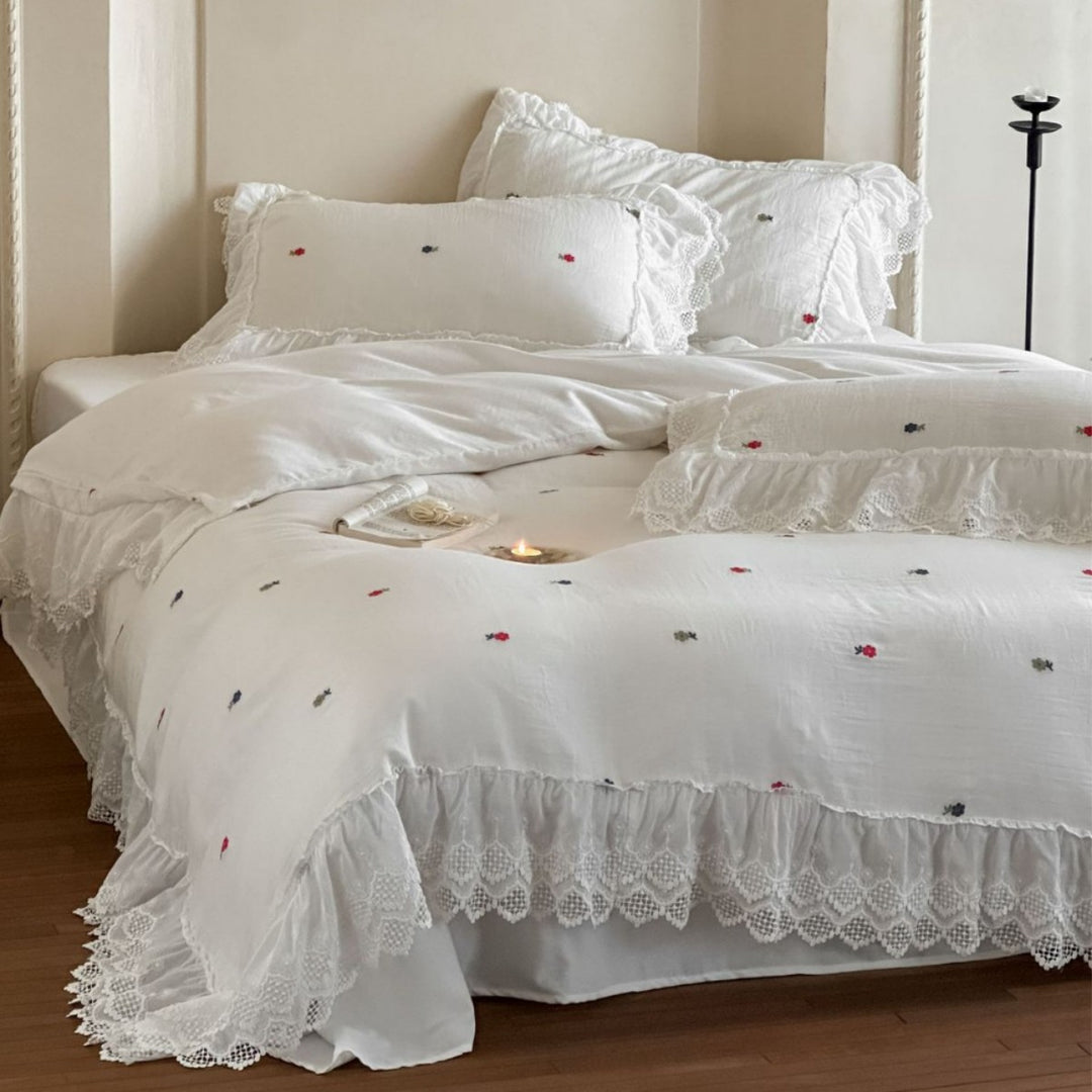 Bedding set in vintage look made of lightweight cotton muslin with lace ruffle and fine floral embroidery