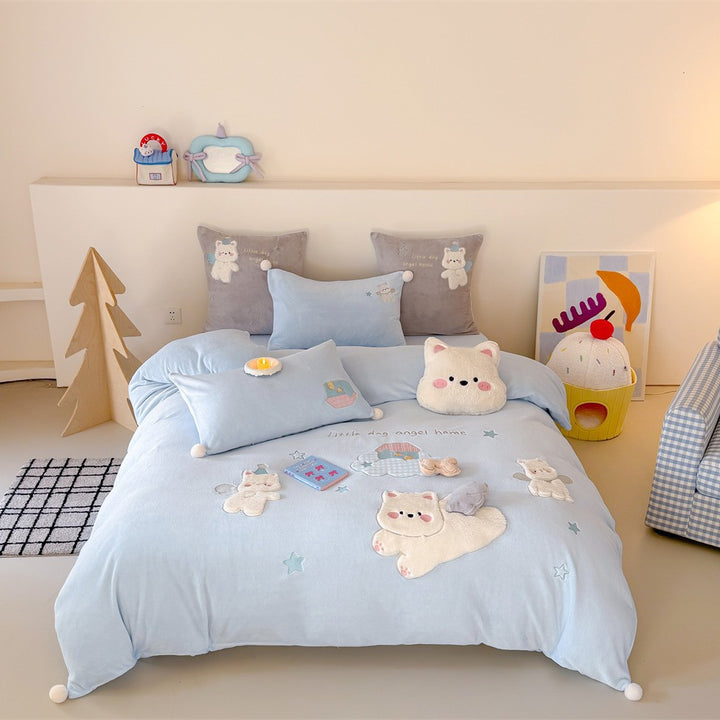 Kids' bedding set with 3D plush cats, velvet look and decorative pom-poms